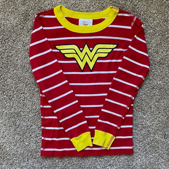 ☀️ 3/$15 Hanna Andersson Wonder Woman pajama top - Picture 3 of 10